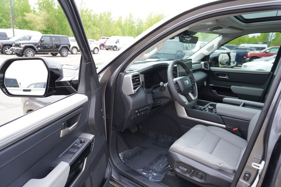 2024 Toyota Tundra Hybrid Limited w/Panoramic Roof + Power Pkg